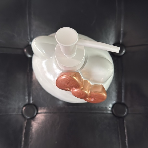 New Hello Kitty Head With Golden Copper Bow Lotion Soap Dispenser Pump - Picture 7 of 7